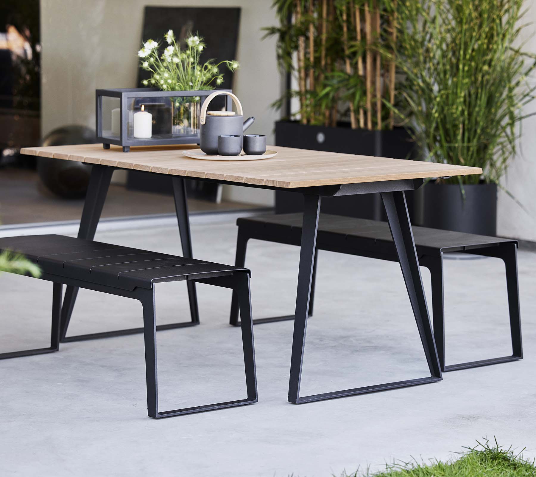 Stilig København-bord kombinert med matchende benker, med moderne design og minimalistiske dekorerelementer.