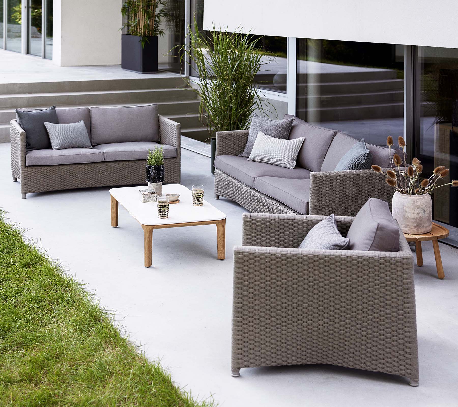 Stilig loungeområde med en diamant 2-seter sofa, diamant 3-seter sofa og en matchende loungestol, supplert med et soffebord.