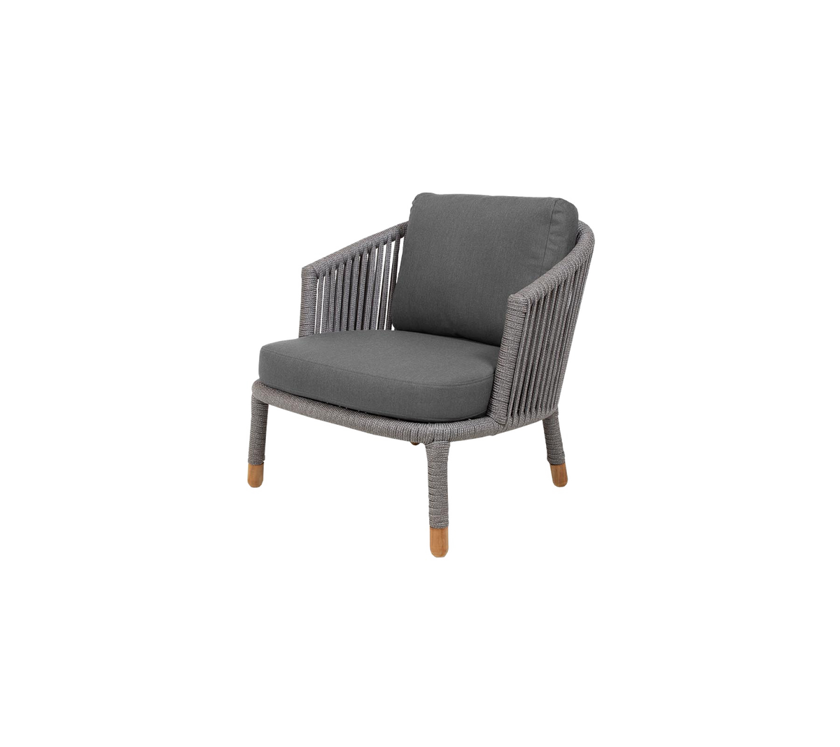 Stilig lenestol med et vevd design og mykt grått puter, med treben for et moderne preg.