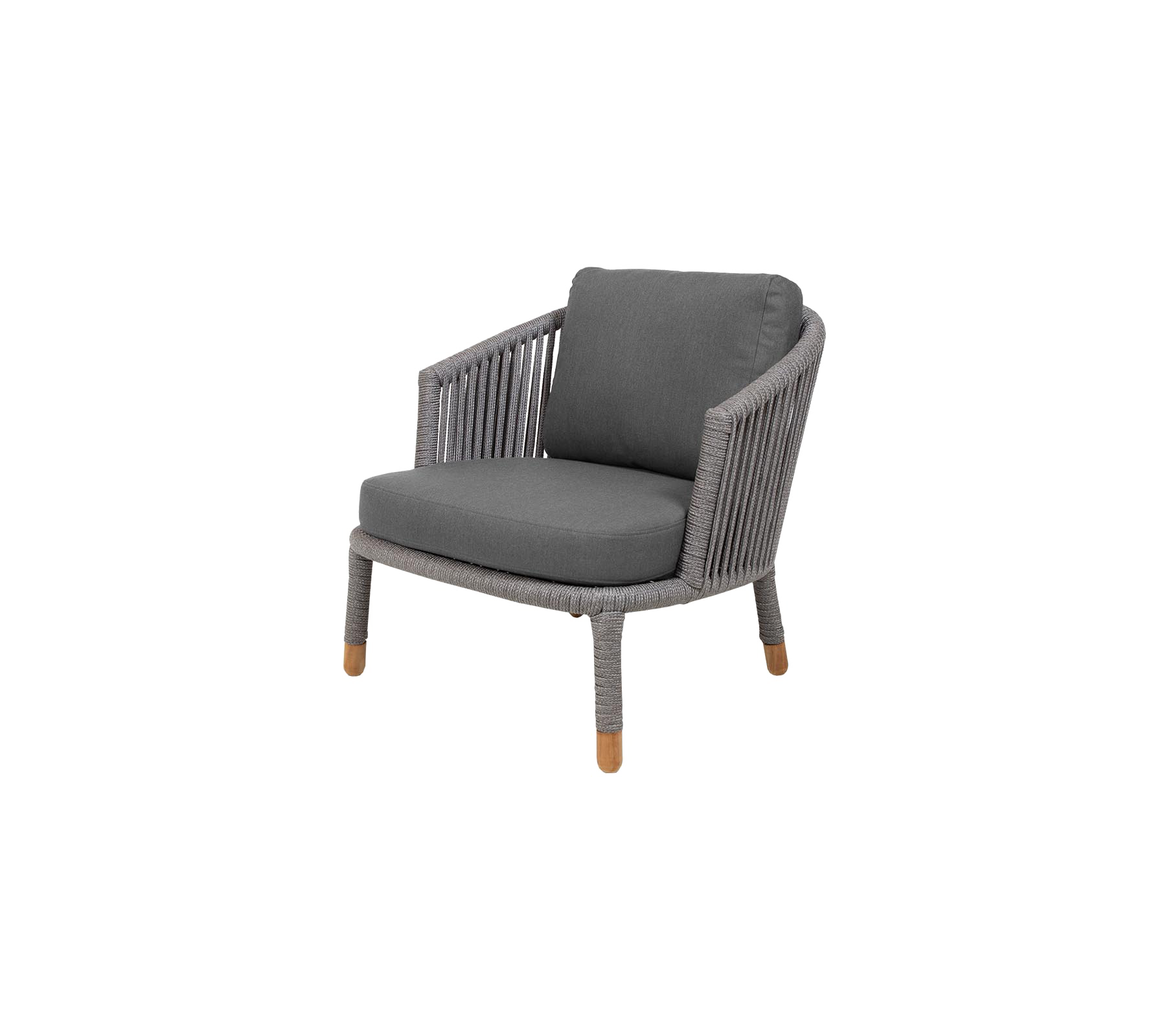 Stilig lenestol med et vevd design og mykt grått puter, med treben for et moderne preg.
