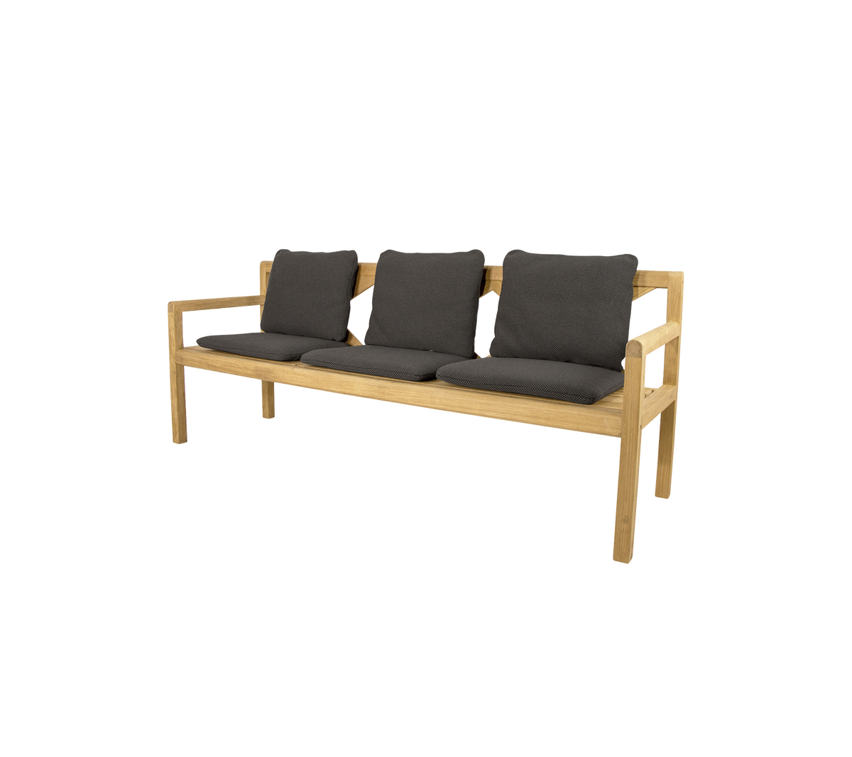 Tre-seters benk med en lys trestruktur og mørke polstrede seter, designet for komfort og stil.