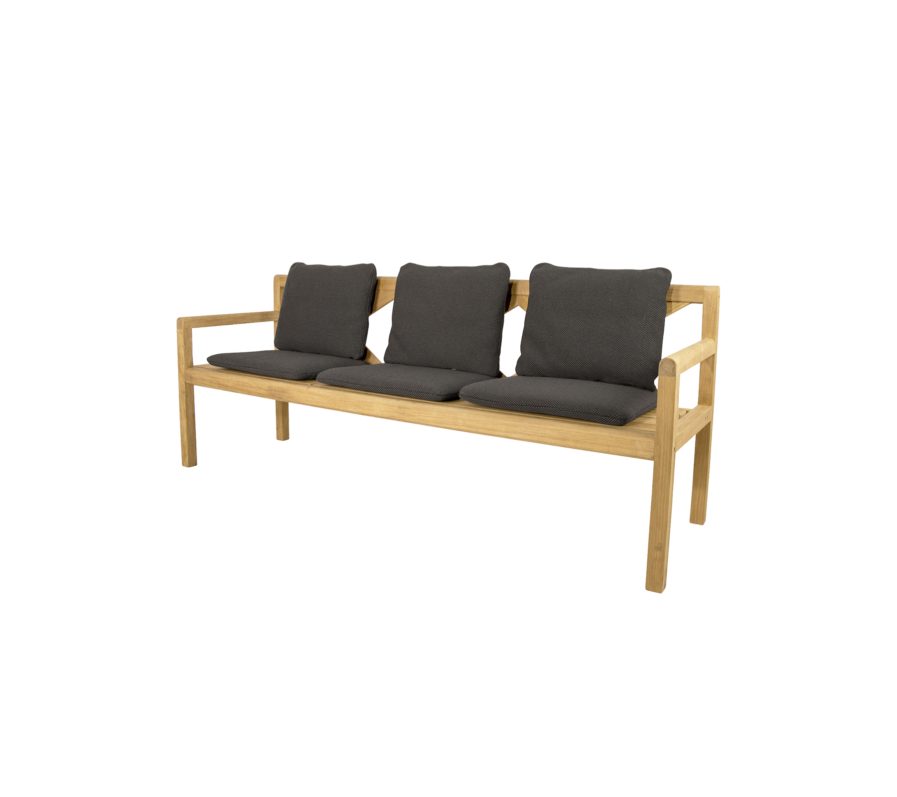 Tre-seters benk med en lys trestruktur og mørke polstrede seter, designet for komfort og stil.