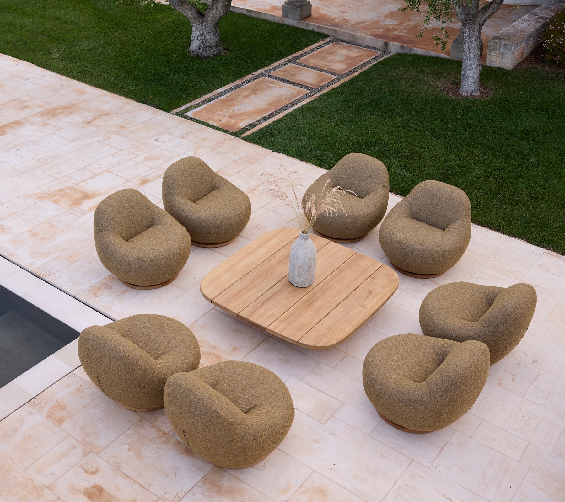 Moderne stueløsning med beige stoler og et trebord.