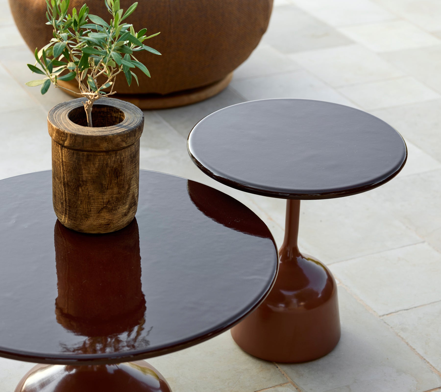 To moderne brune bord med en potteplante i en stilfull loungeinnredning.