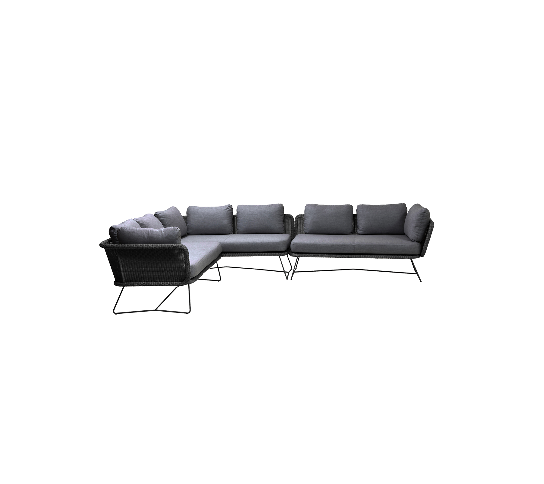 L-formet svart utendørs seksjonssofa med myke grå puter, designet for komfort og stil. Ideell for avslappende rom.