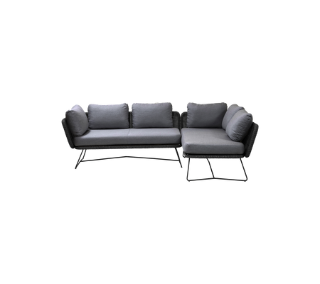 Stilfull svartrammet seksjonssofa med myke grå puter, som har et moderne design som passer til ulike rom.