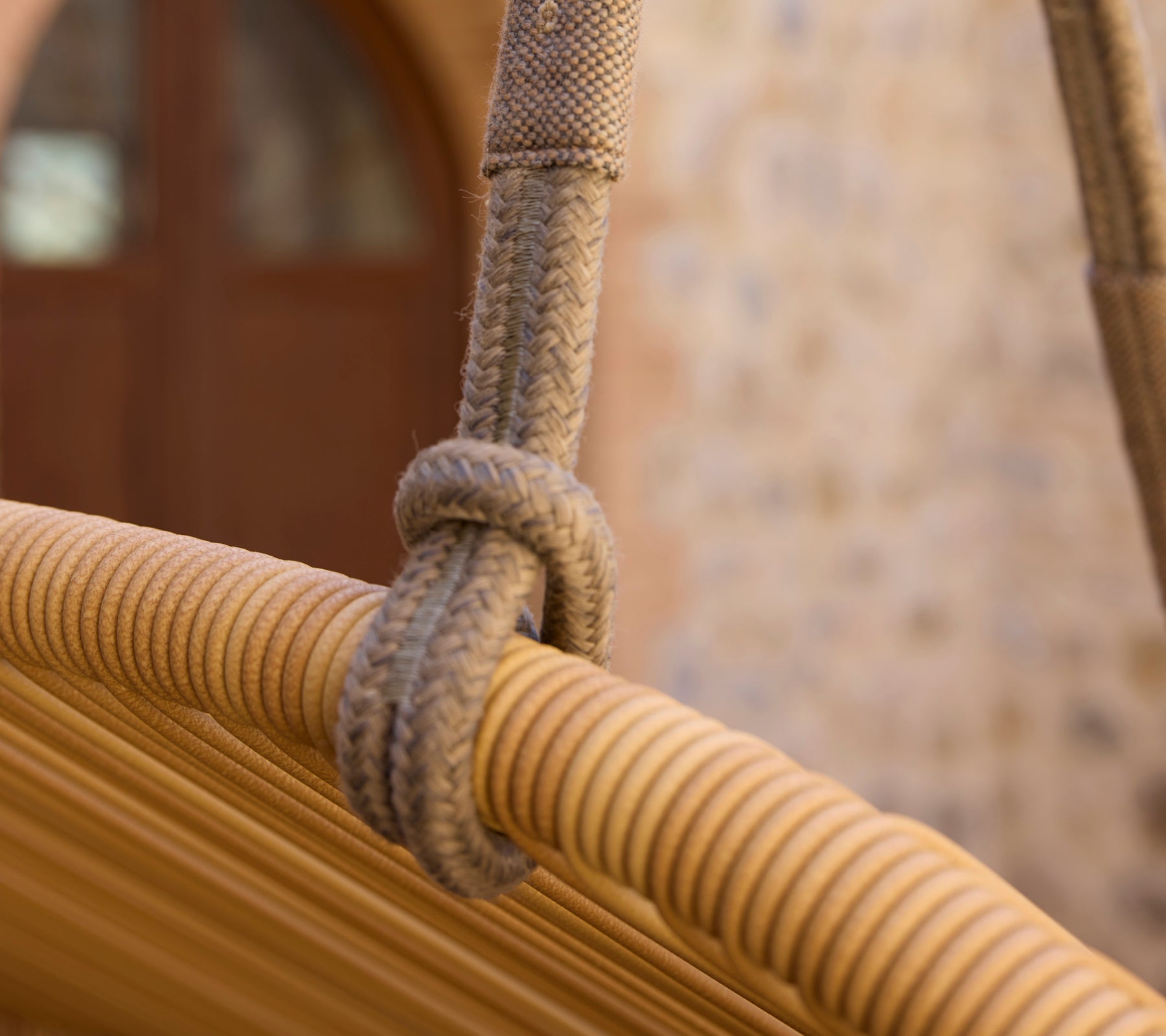 Nærbilde av en tauknute på en moderne Hive-sofa, som viser dens vevde tekstur og designdetaljer.