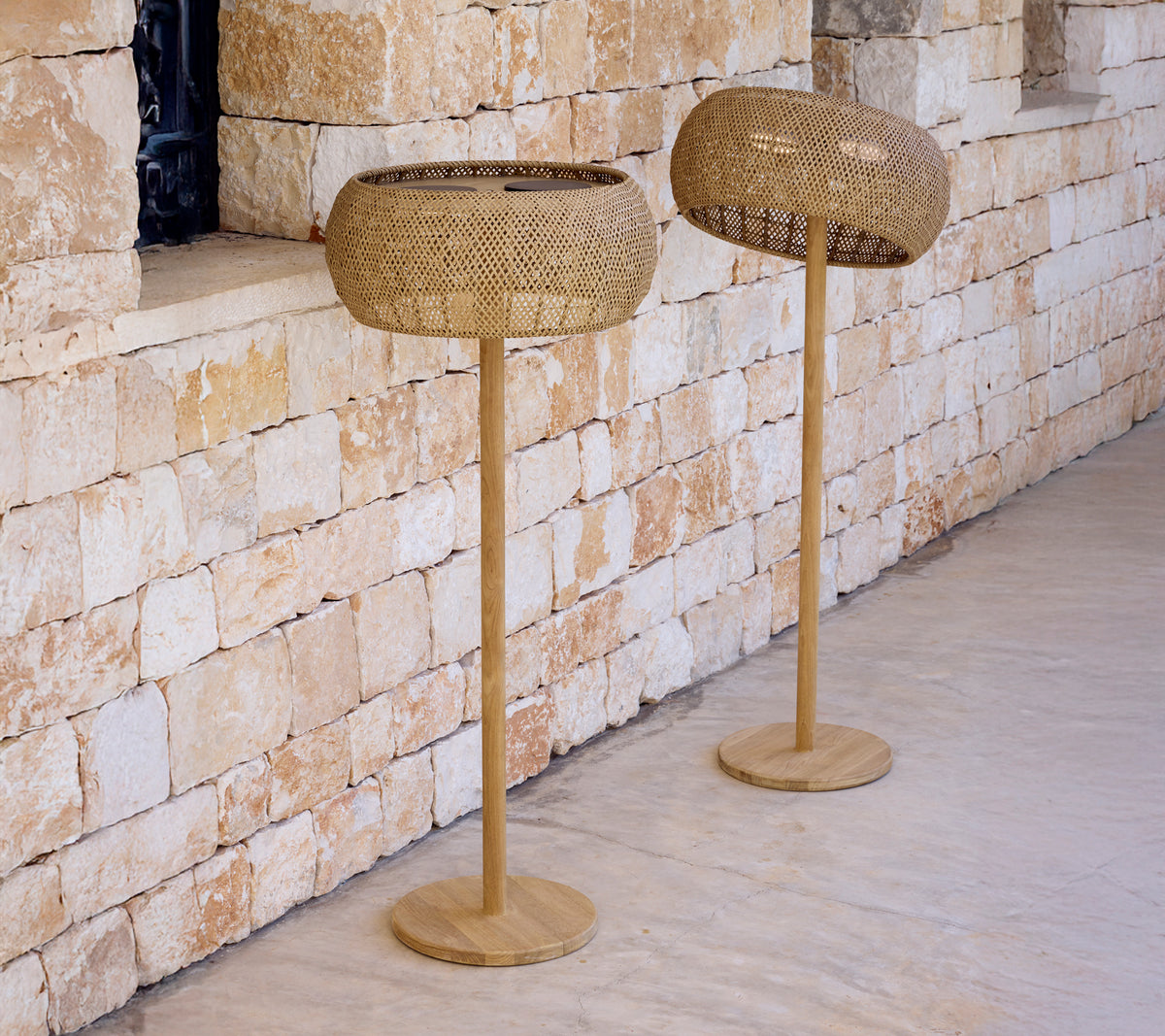 To moderne brune gulvlamper med et distinkt vevd design.