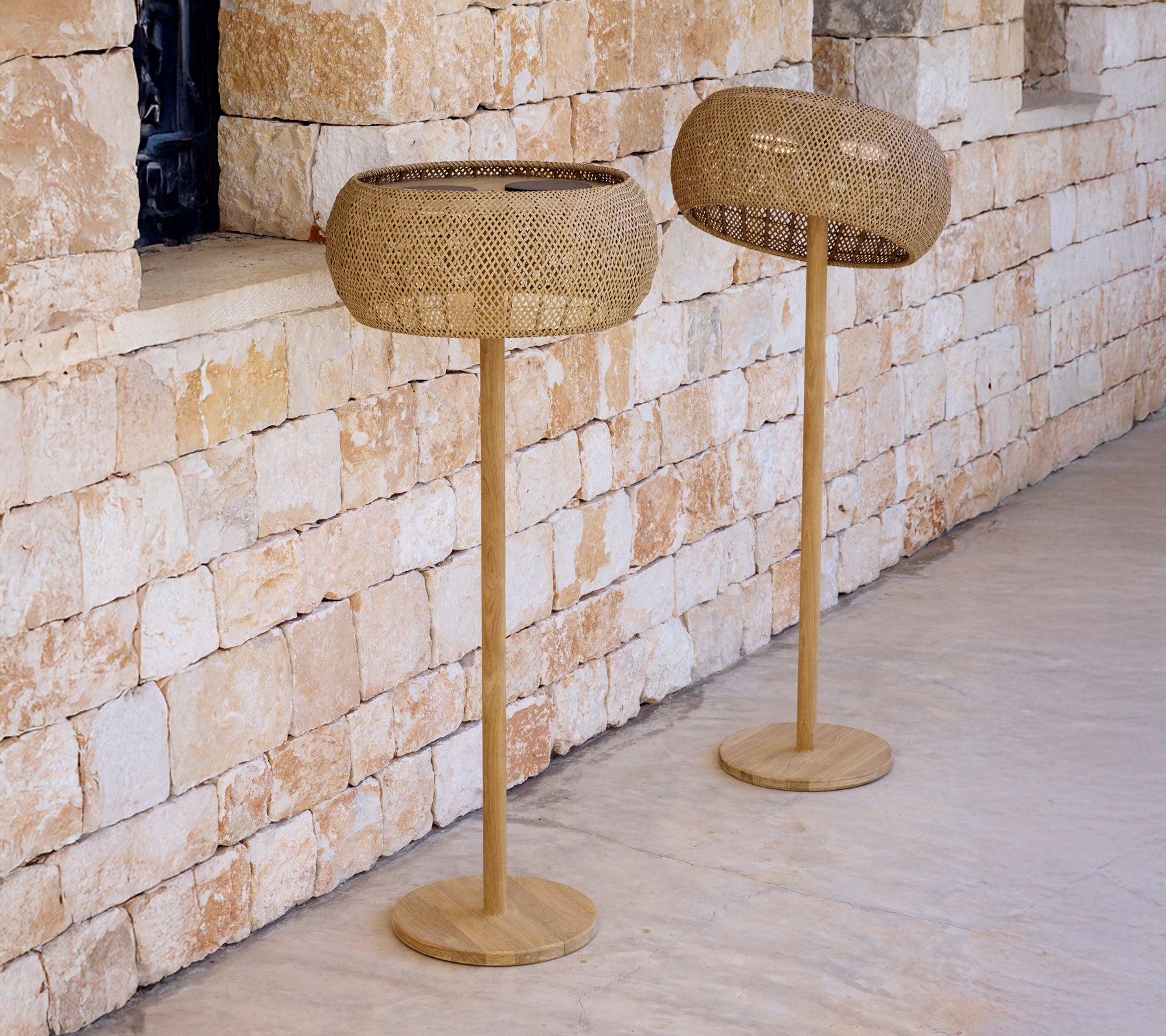 To moderne brune gulvlamper med et distinkt vevd design.