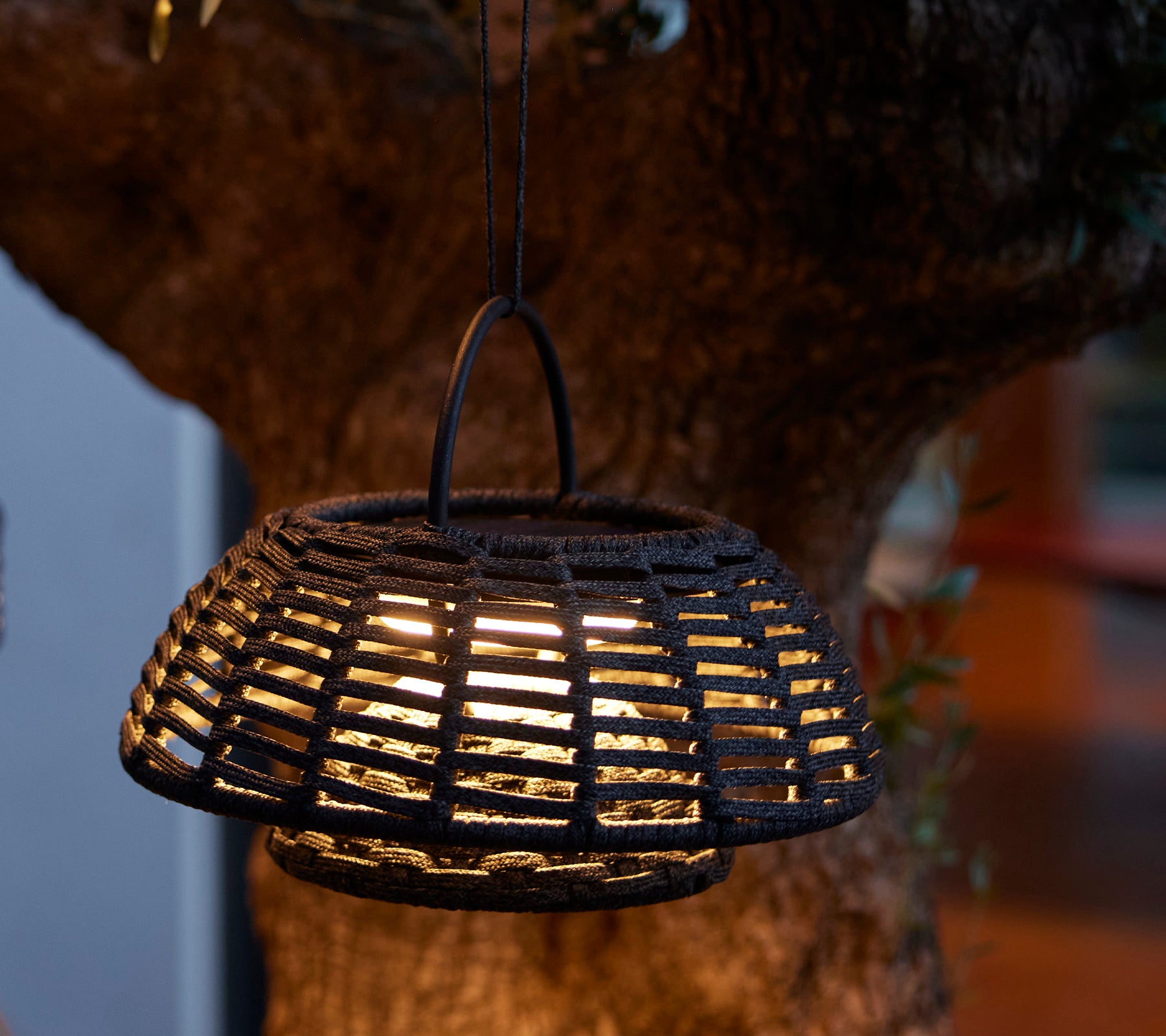 Hengende illusjonslampe med et intrikat vevd design og varmt LED-lys som skaper en koselig atmosfære.