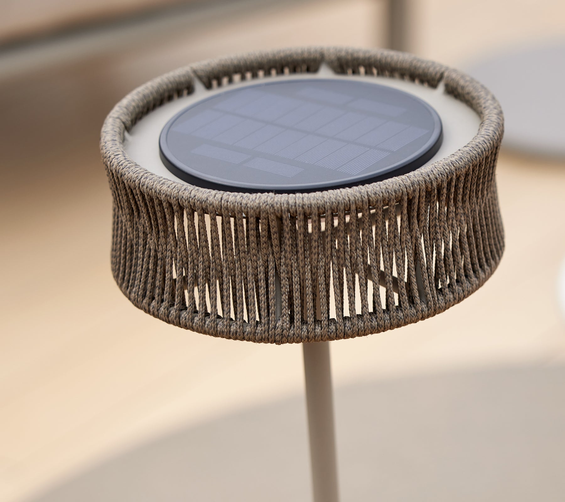 En dekorativ LED-lampe med solcellepanel, med et unikt vevd design som skaper en illusjon av eleganse.