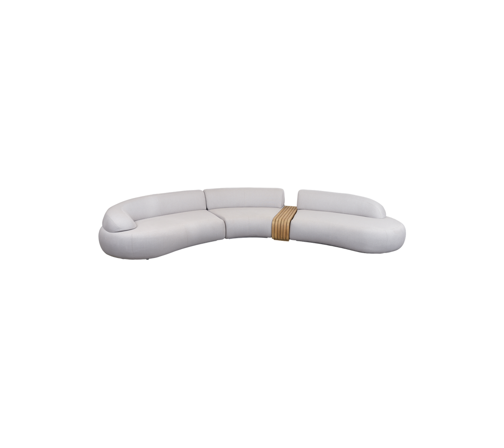 Stilig buet sofa med et strømlinjeformet design, myk polstring og en treak accent for et moderne utseende. Perfekt for avslappende rom.