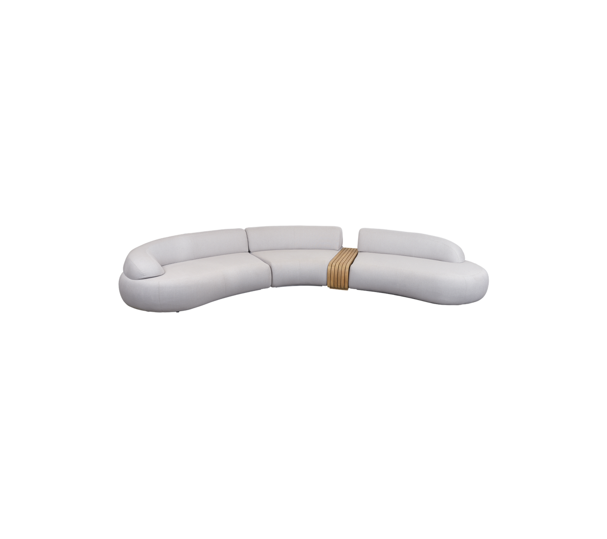 Stilig buet sofa med et strømlinjeformet design, myk polstring og en treak accent for et moderne utseende. Perfekt for avslappende rom.