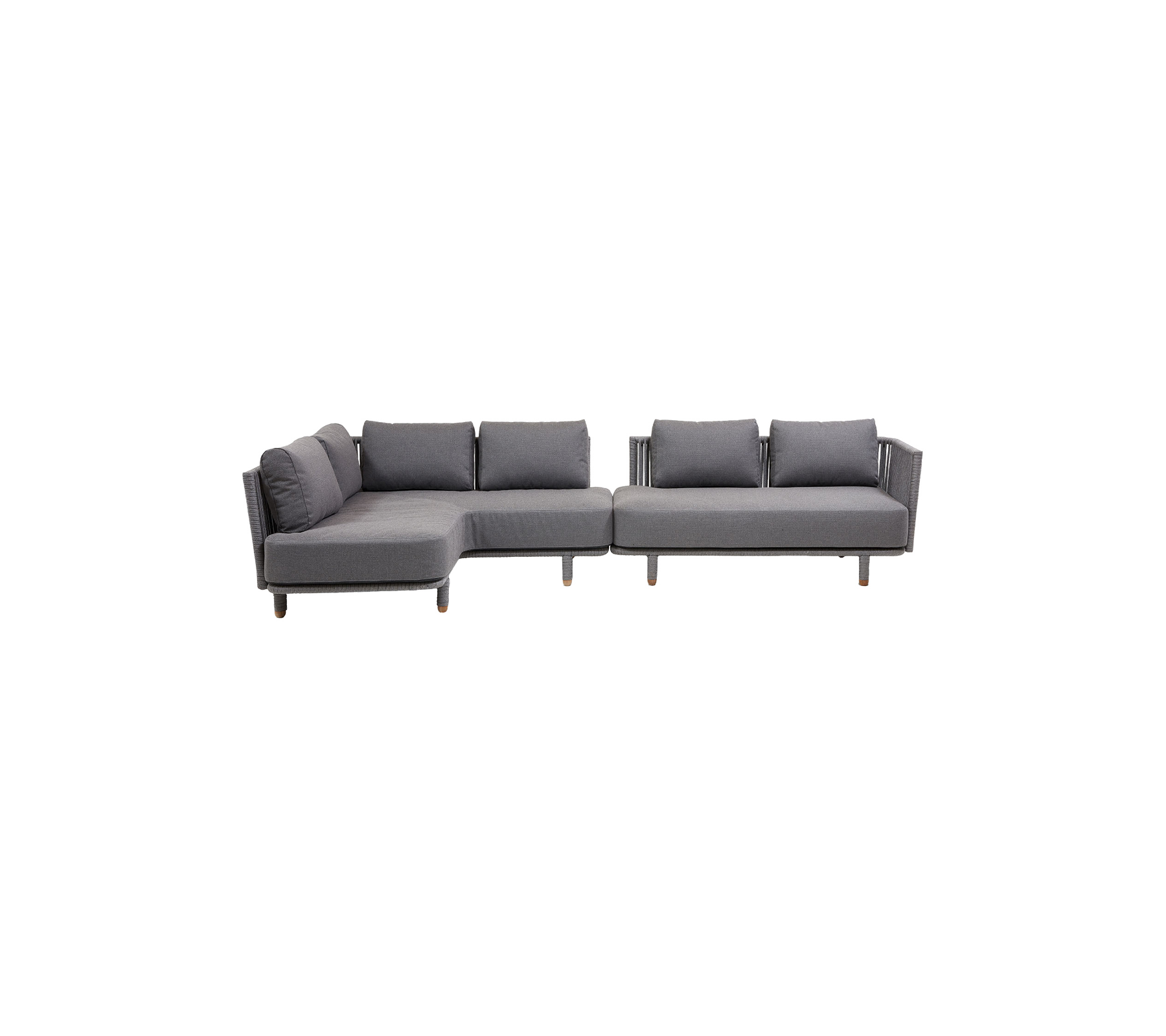 Moderne grå seksjonssofa med myke puter og treben, designet for komfort og stil. Perfekt for ethvert oppholdsrom.
