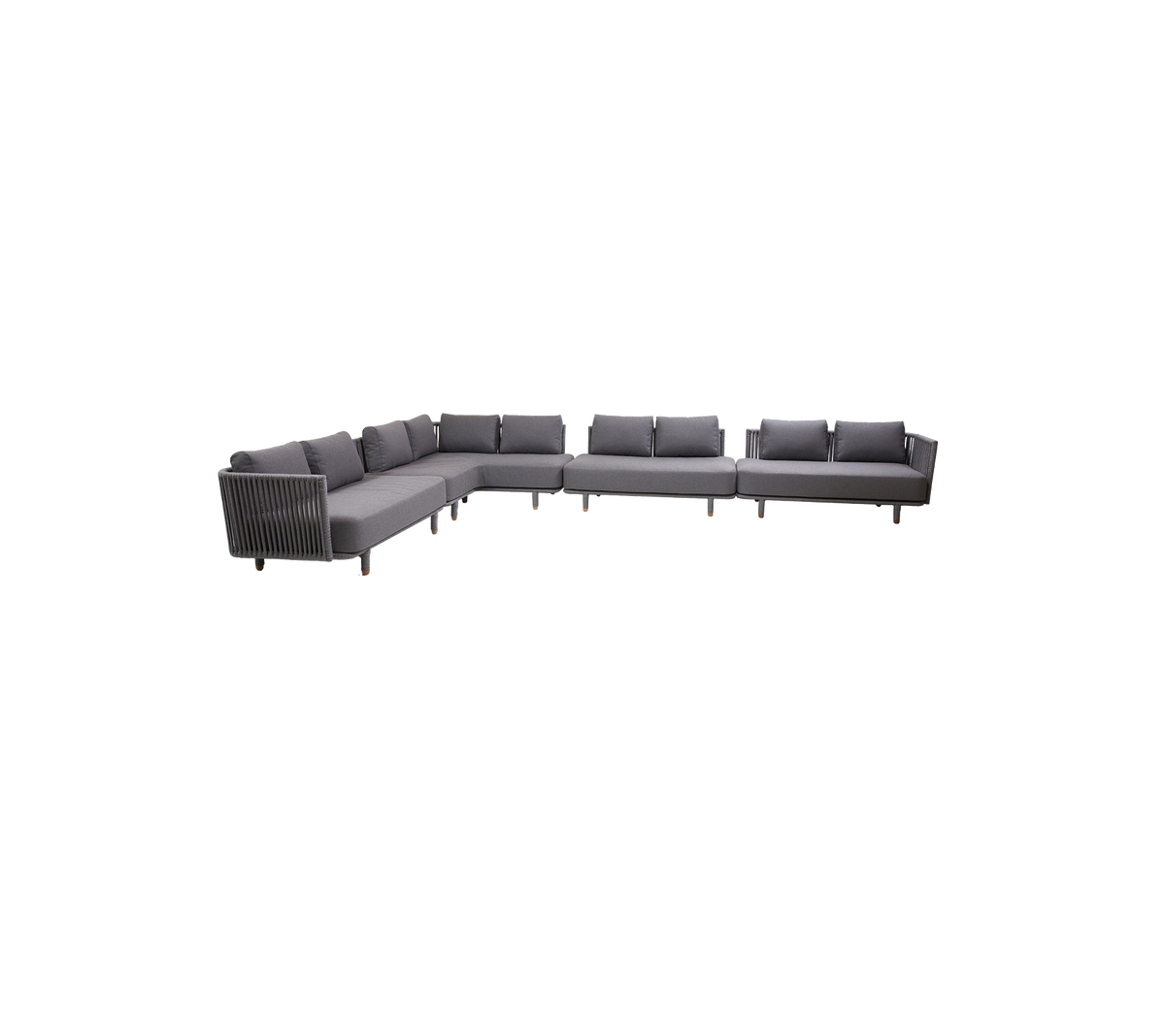 Moderne seksjonssofa i U-formet design, trukket i grått stoff med komfortable puter for en koselig sitteopplevelse.