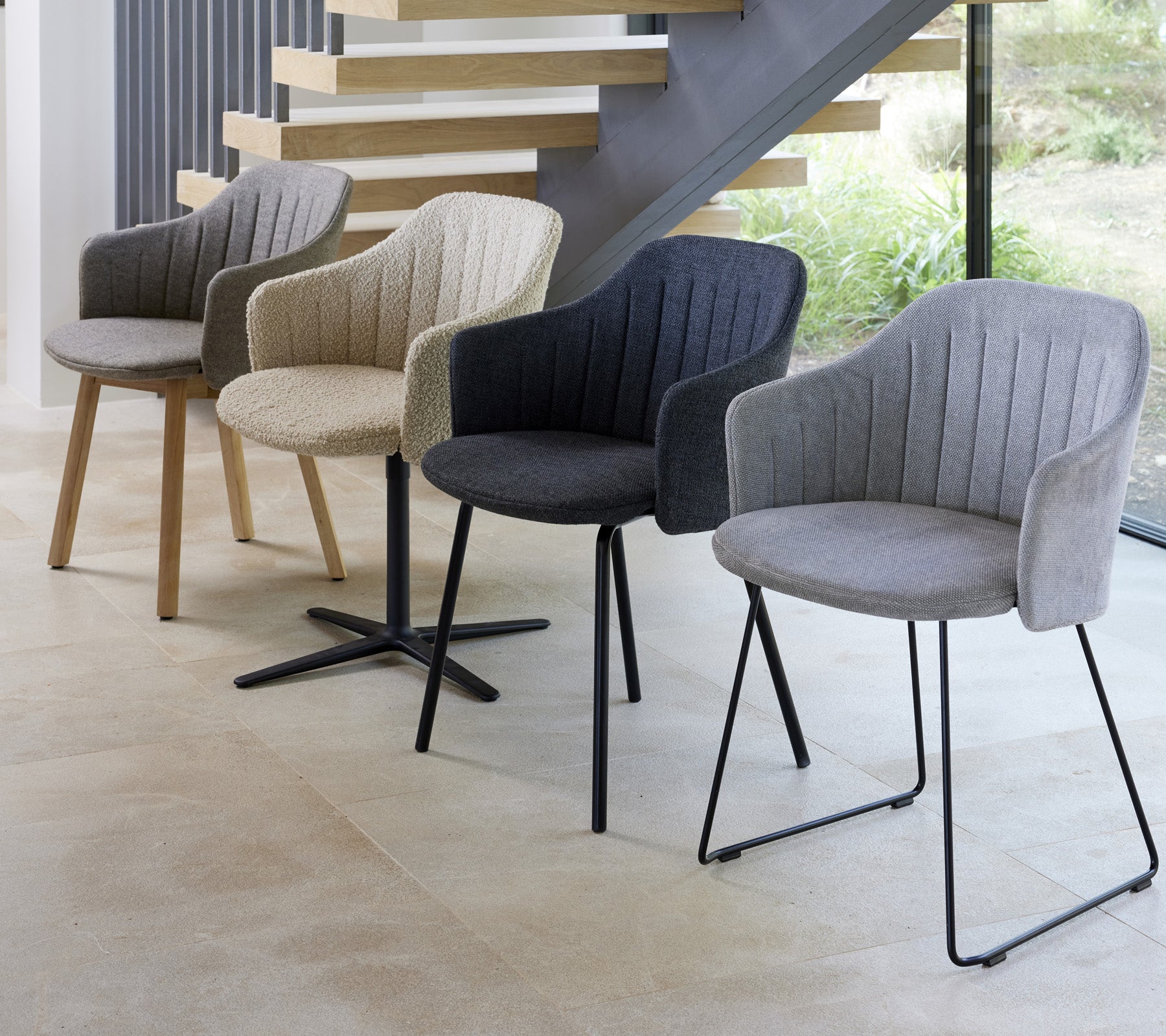 Fire moderne stoler i forskjellige farger og stiler vist i en moderne setting, som fremhever deres unike design.