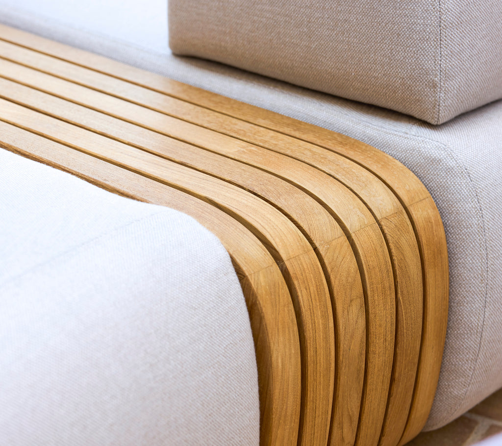 Mild sofa med glatte, treaktige detaljer og en koselig tekstur, supplert med et matchende kaffebord.