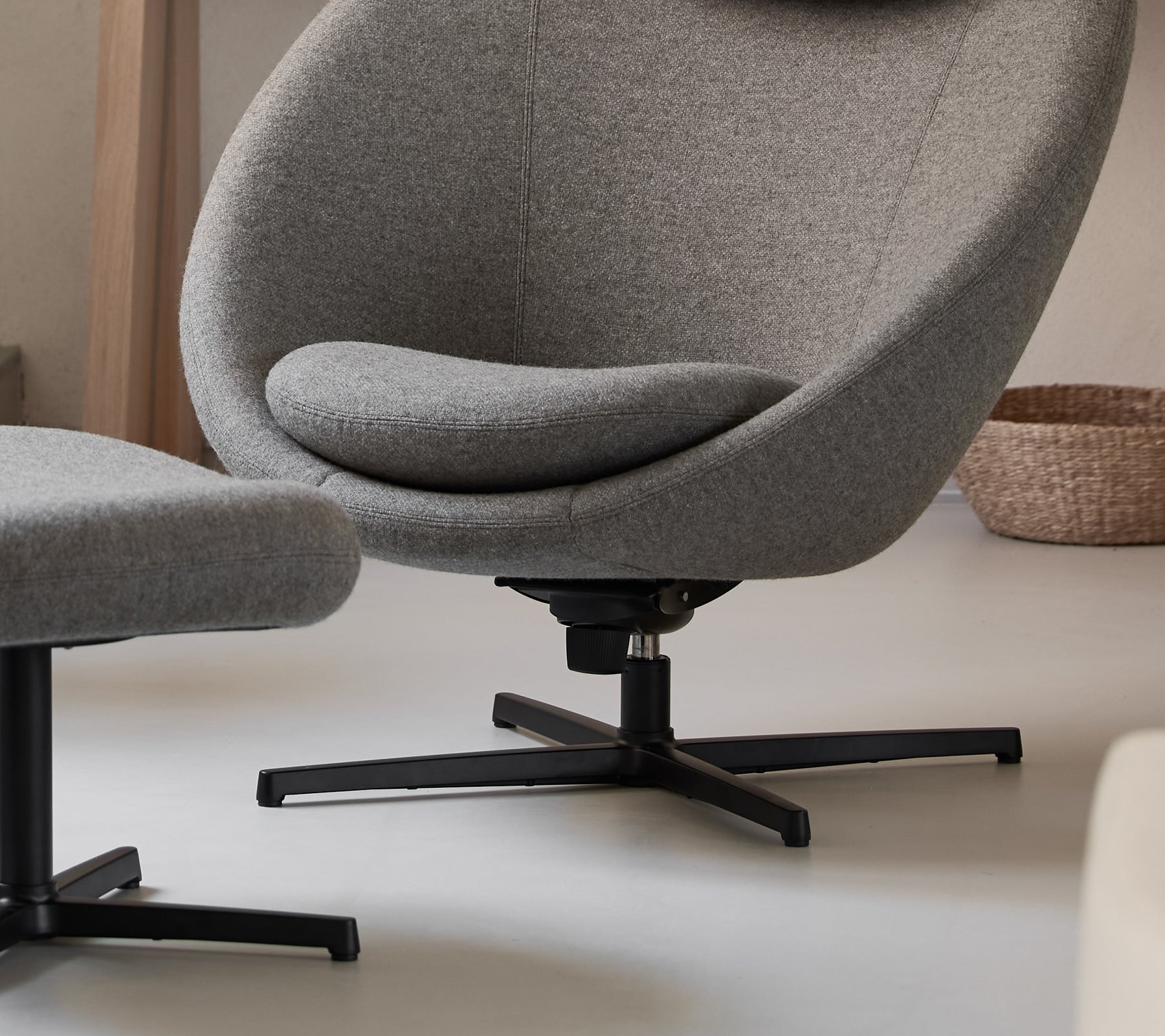 Moderne grå lenestol med et strømlinjeformet design i en moderne setting.