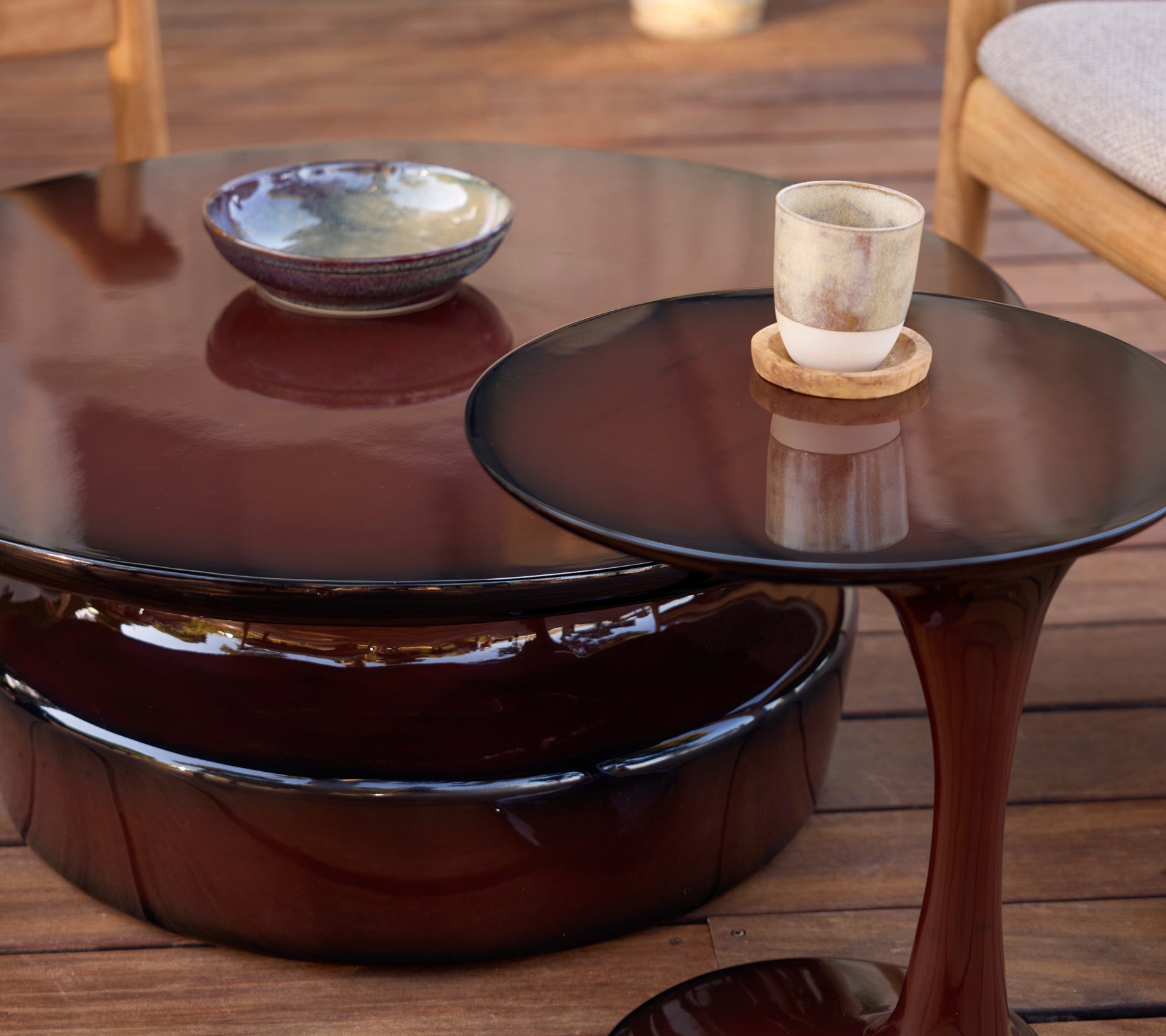 Moderne brune kaffebord og sidebord med keramisk skål og glasslys.