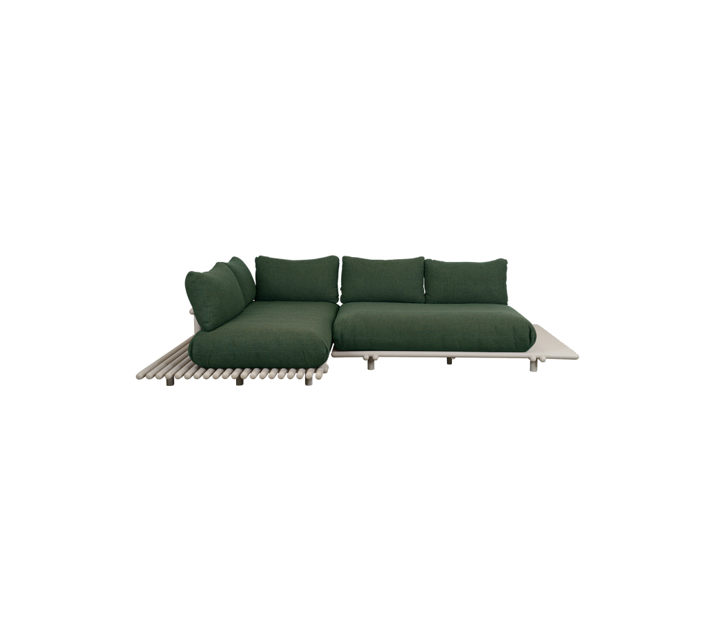 Moderne mørkegrønn sofa med et minimalistisk design.