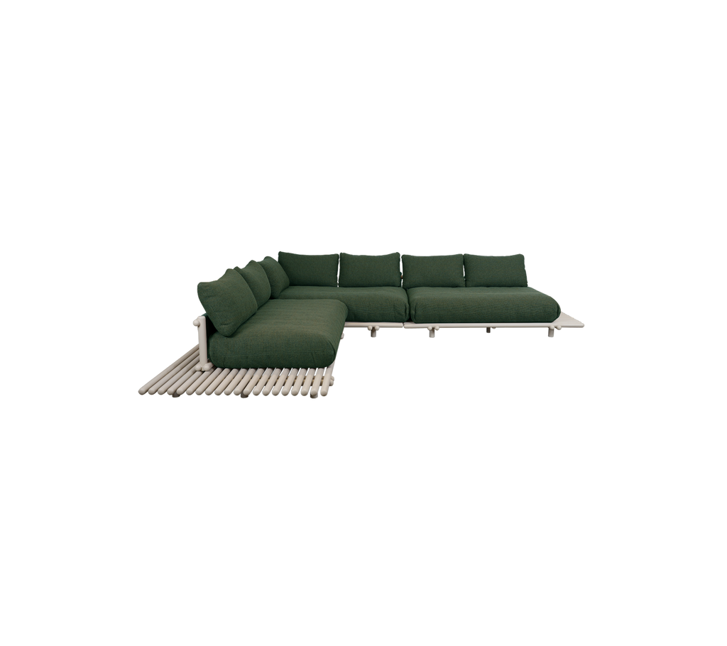 Moderne mørkegrønn sofa i et moderne lounge-miljø.