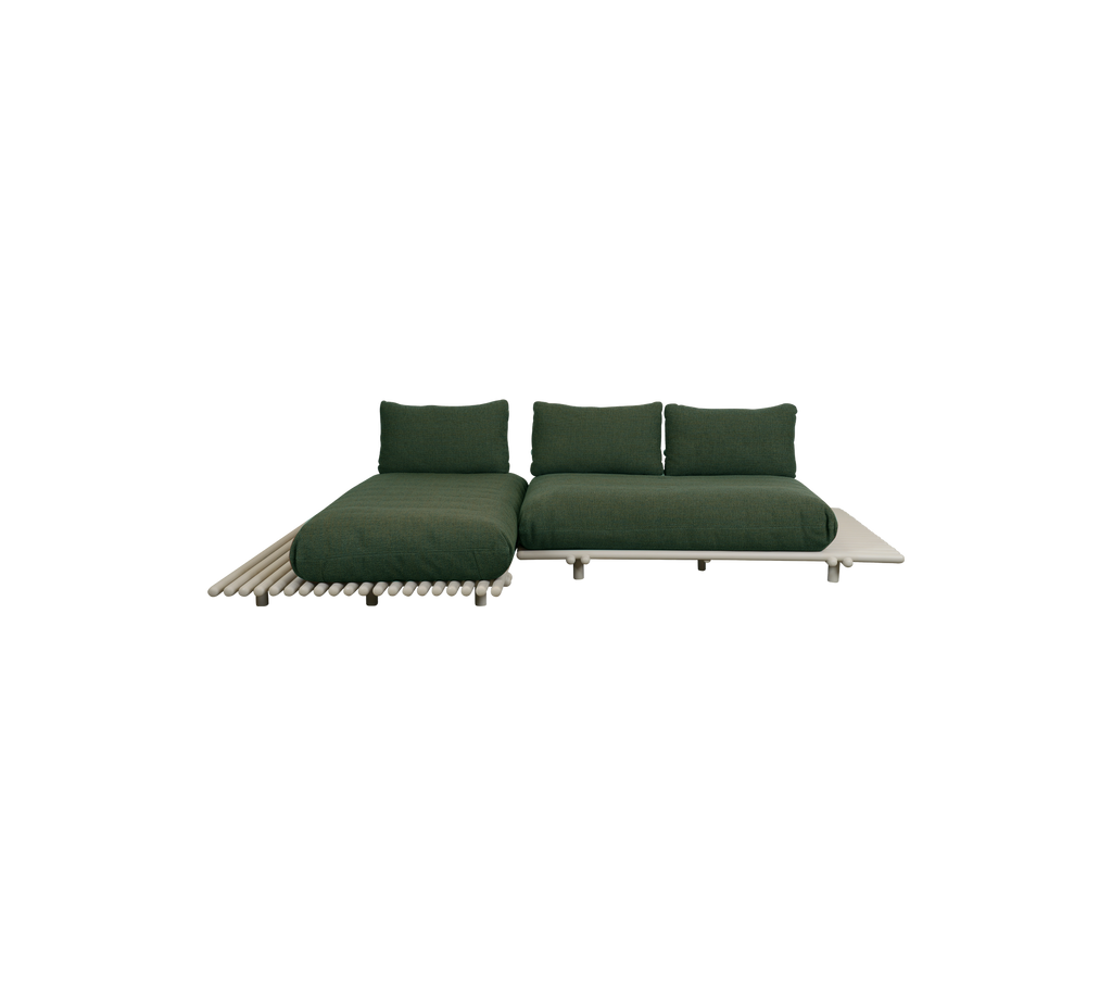Moderne mørkegrønn sofa med minimalistisk design.