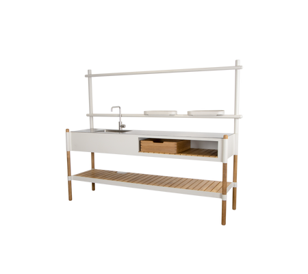 Stilig kjøkkenenhet med vask, oppbevaringsskuff og åpent hylle, laget med en kombinasjon av hvite og naturlige treoverflater.