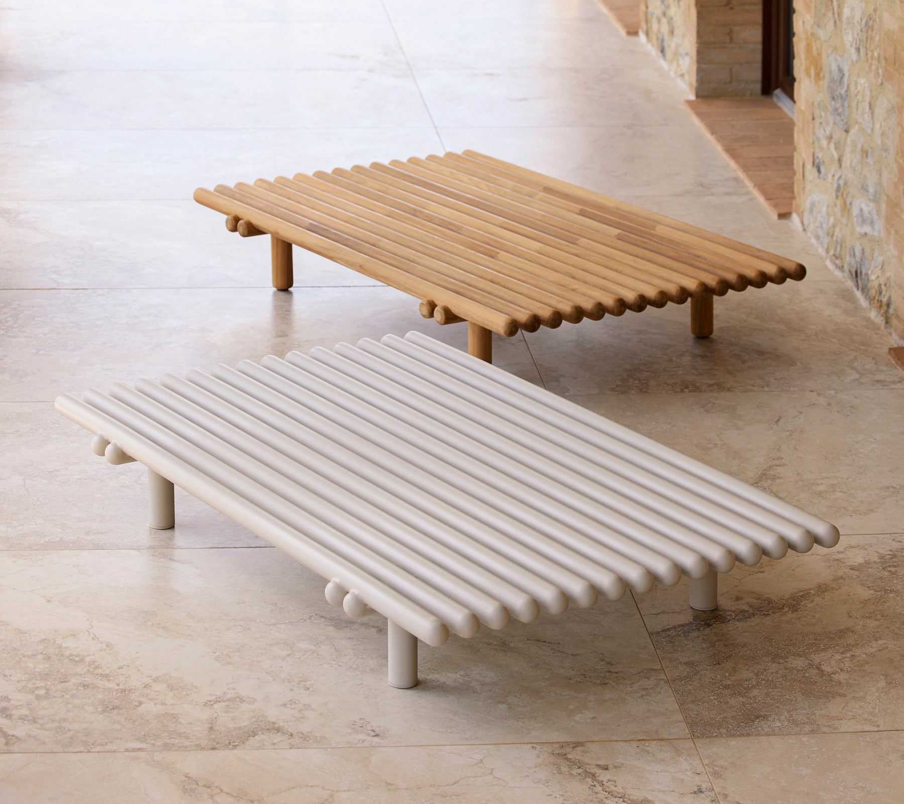 To moderne stangplattform kaffebord i naturlig tre og hvit finish, som viser et strømlinjeformet, minimalistisk design.