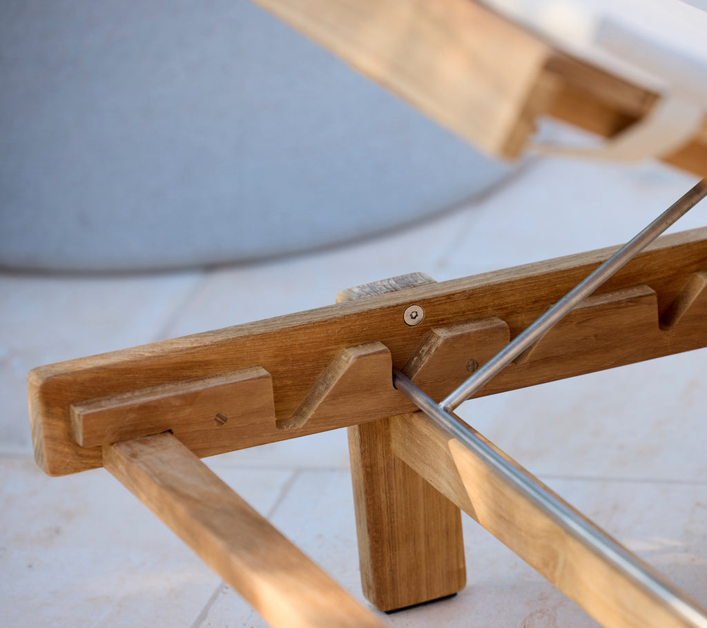 Moderne trestol med et enkelt og funksjonelt design.