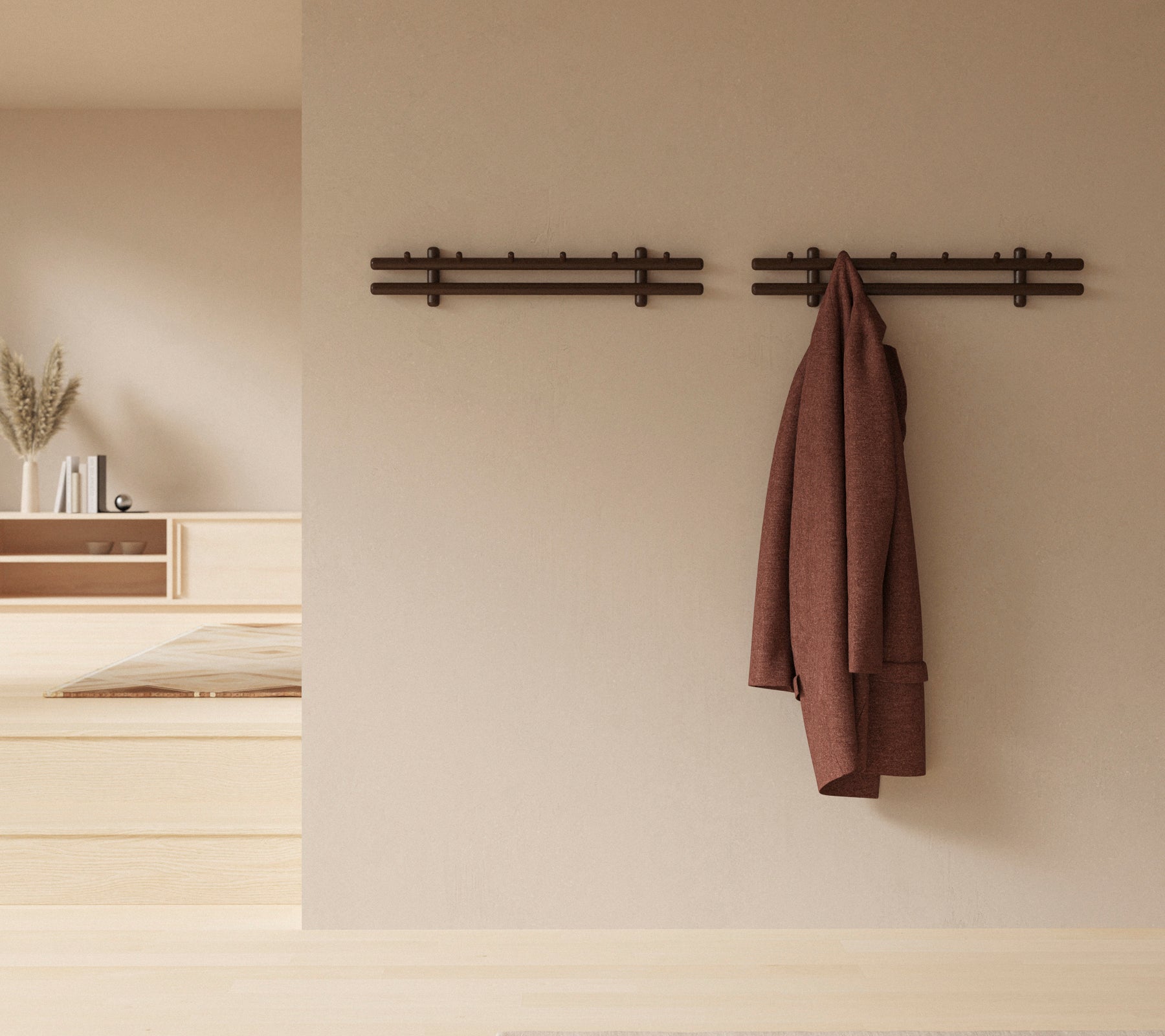 En minimalistik veggdisplay med trestenger som holder en frakk og en samling kluter, som forbedrer den rustikke dekorativestetik.